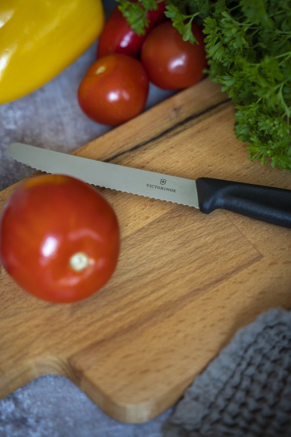 Victorinox Tomaten- und Tafelmesser, 11 cm, Wellenschliff, absolut scharf, schwarz, Swiss Classic – Bild 2