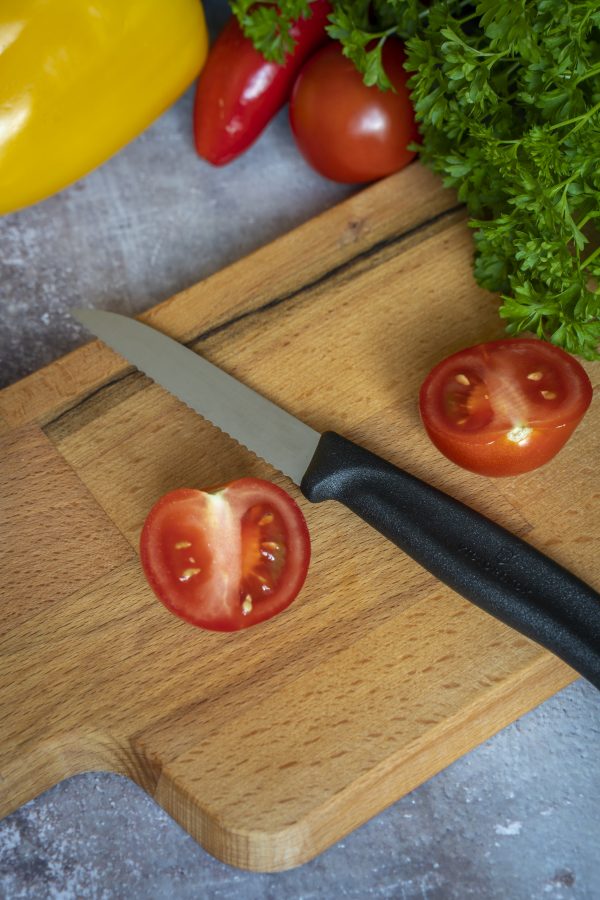 Victorinox Gemüsemesser, 8 cm, Wellenschliff, absolut scharf, schwarz, Swiss Classic – Bild 2