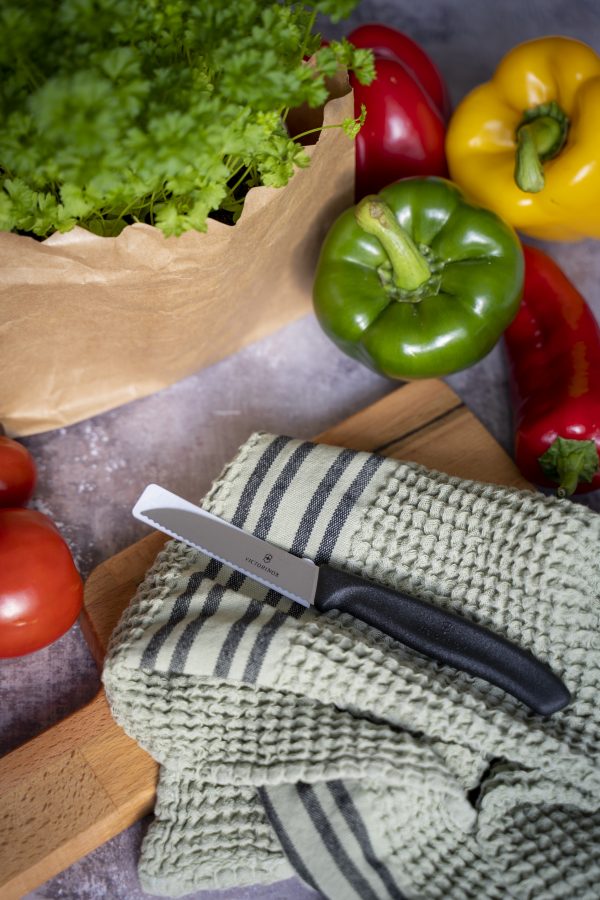 Victorinox Gemüsemesser, 8 cm, Wellenschliff, absolut scharf, schwarz, Swiss Classic – Bild 4